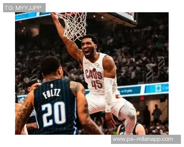 米切尔半场表现稳定15分钟内高效砍下14分2板助力球队进攻 米切尔半场表现稳定15分钟内高效砍下14分2板助力球队进攻